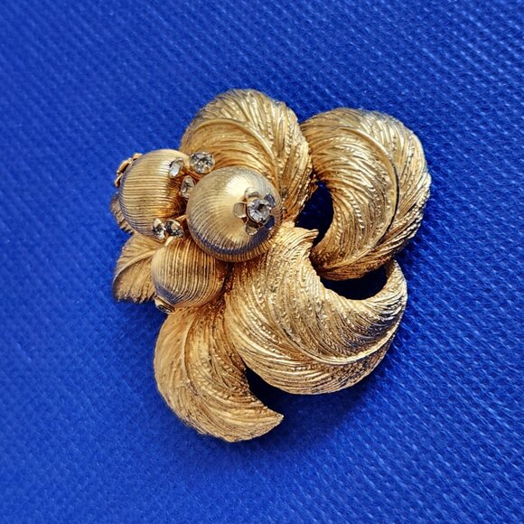 1960-S CORO SIGNED VINTAGE FRUIT BROOCH WITH SPARKLING CLEAR CRYSTALS - Picture 2 of 9